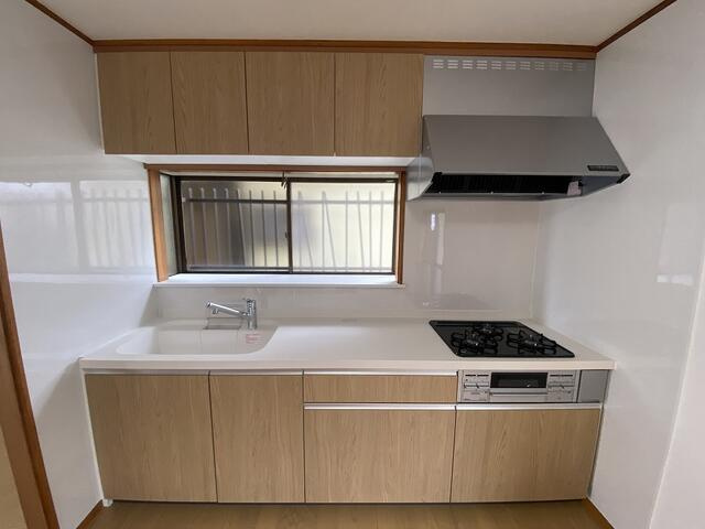 富士市今泉の中古一戸建のキッチン|食材や調理器具をゆったり広げられる調理スペース。家族分の食事やお弁当をまとめて作る際も便利。