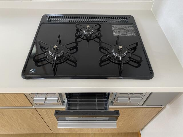 富士市今泉の中古一戸建のキッチン|主菜・副菜・汁物を同時に調理できる３口コンロ。忙しい朝や夕食づくりも効率よく進められます。