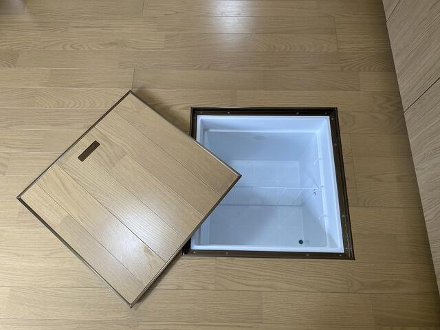 富士市今泉の中古一戸建のキッチン|食品や調味料のストックをしまえる便利な床下収納。収納場所を補い、キッチンをすっきり保てます。