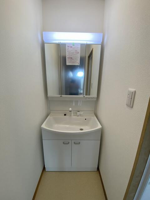 富士市今泉の中古一戸建の洗面所|横顔や後ろの髪型も確認しやすい三面鏡付きの洗面台。朝の身支度やヘアセットがスムーズに進みます。