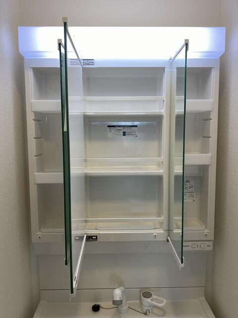 富士市今泉の中古一戸建の洗面所|歯ブラシや化粧品、整髪料をすっきりしまえる鏡裏収納。家族それぞれの洗面用品も整理しやすく便利。