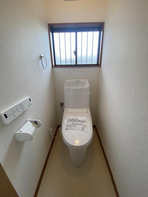 富士市今泉の中古一戸建のトイレ|各階にトイレがあるので、家族の準備が重なる忙しい朝も安心。もちろん温水洗浄便座完備です。