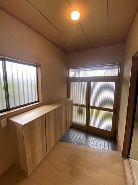 富士市今泉の中古一戸建の玄関|木のぬくもりを感じる和風な玄関