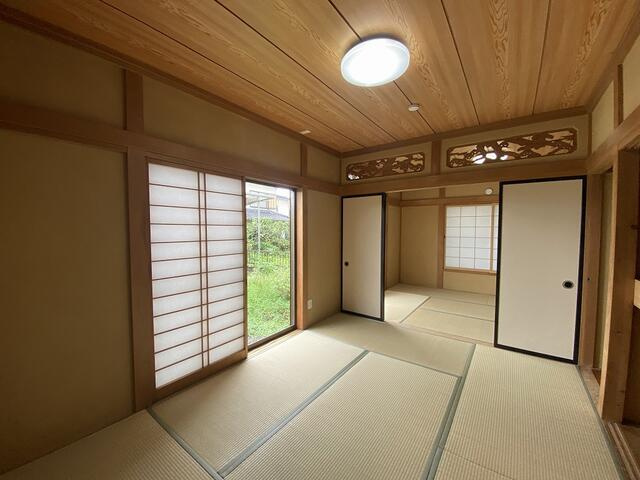 富士市今泉の中古一戸建の内装|１階和室６帖続き間　襖をあけて１２帖の庭から日が入るゆったりとした空間としても使えます