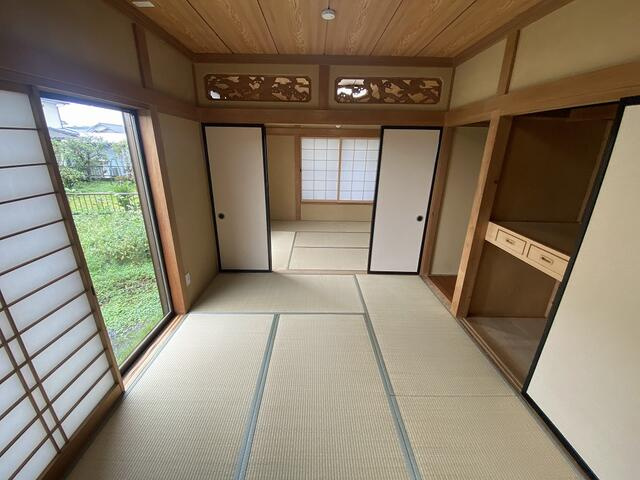 富士市今泉の中古一戸建の内装|１階和室６帖続き間　襖をあけて１２帖の庭から日が入るゆったりとした空間としても使えます