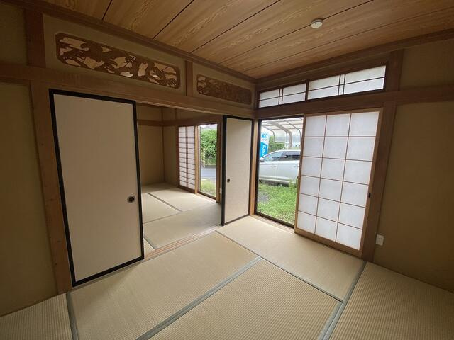 富士市今泉の中古一戸建の内装|１階和室６帖続き間　襖をあけて１２帖の庭から日が入るゆったりとした空間としても使えます