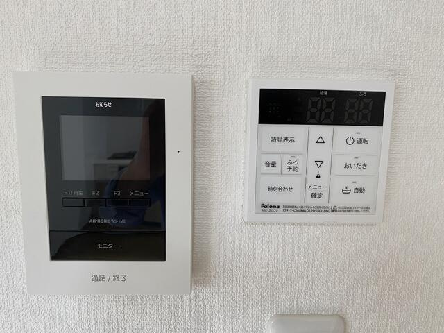 富士市今泉の中古一戸建の設備|玄関を開ける前に来訪者をモニターで確認。お子さんだけでお留守番する機会があるご家庭にも心強い設備。