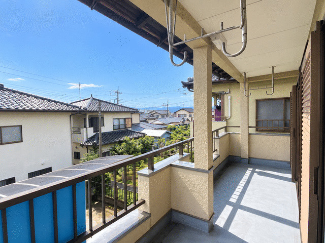 富士市今泉の中古一戸建のバルコニー|日当たりのよいバルコニーにお気に入りの植物を並べて。ガーデニングを楽しみ、暮らしに彩りを。