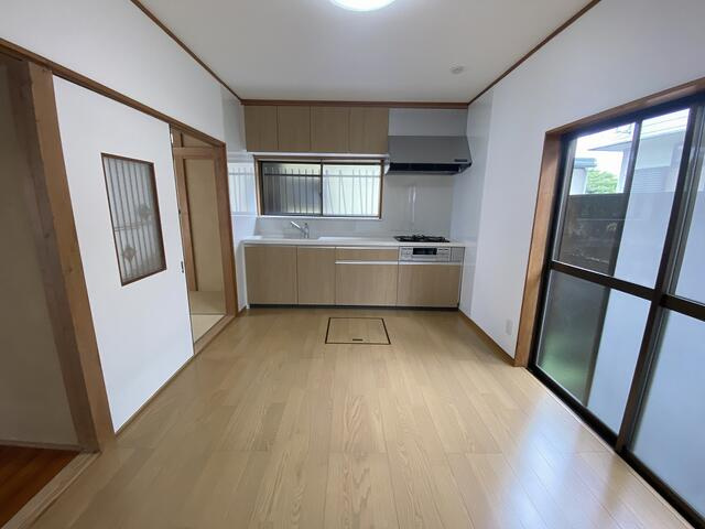 富士市今泉の中古一戸建の居間・リビング|長方形のＬＤＫは、ダイニングとソファスペースを分けた家具配置もしやすく、家族のくつろぎ空間です。