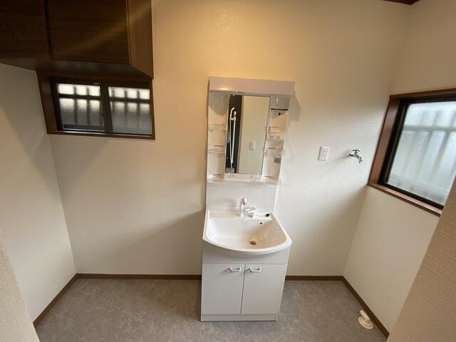 富士市今泉４丁目の中古一戸建の洗面所|収納ラックや洗濯かごを置きやすい広々とした脱衣所。家族分のタオルや着替えも整理しやすい空間です。