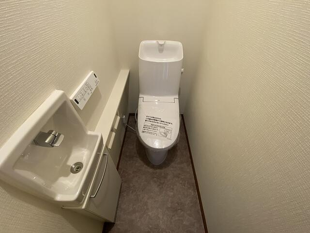 富士市今泉４丁目の中古一戸建のトイレ|トイレ内に手洗い場あり。もちろん温水線描便座完備！