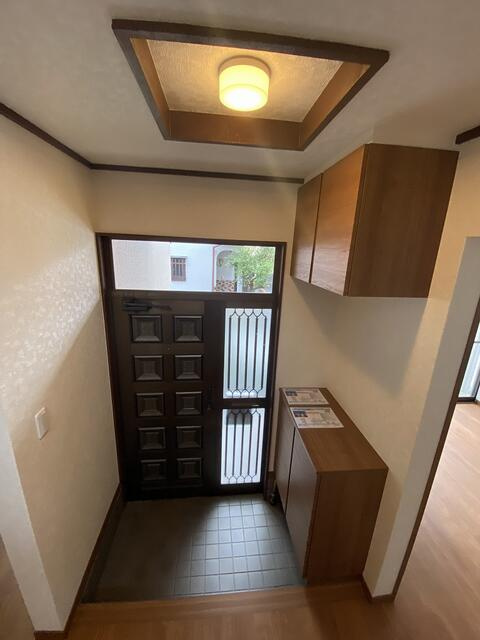 富士市今泉４丁目の中古一戸建の玄関|家族分の靴をたっぷりしまえる大きな下駄箱。靴が増えがちなご家庭でも、玄関をすっきり保てます。