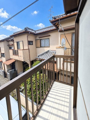 富士市今泉４丁目の中古一戸建のバルコニー|日当たりのよいバルコニーにお気に入りの植物を並べて。ガーデニングを楽しみ、暮らしに彩りを。
