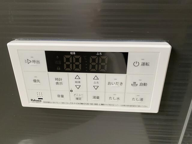 富士市今泉４丁目の中古一戸建の設備|家族の帰宅時間が違っても、追い焚き機能で温かいお風呂に。部活や仕事で遅くなった日にも便利です。
