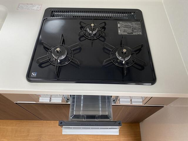 富士市今泉４丁目の中古一戸建のキッチン|主菜・副菜・汁物を同時に調理できる３口コンロ。忙しい朝や夕食づくりも効率よく進められます。