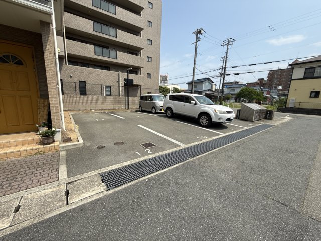 グレイスアニバーサリー西館の駐車場
