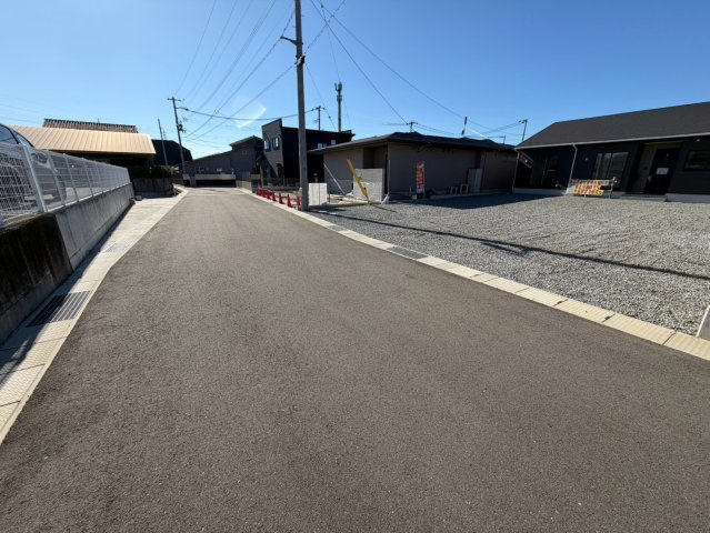 丸亀市津森町平屋戸建　ゆったり駐車場５台以上可能の前面道路含む現地写真