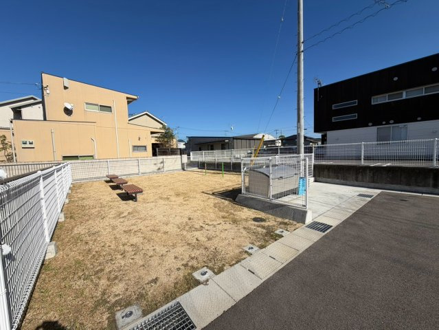 丸亀市津森町平屋戸建　ゆったり駐車場５台以上可能のその他|団地内公園です。ベンチが並んでいてちょっとした休憩や散歩に使えます。