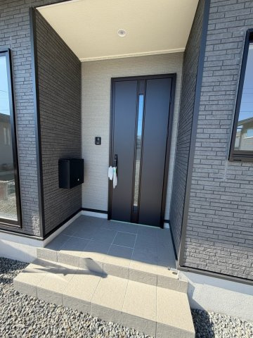 丸亀市津森町平屋戸建　ゆったり駐車場５台以上可能の玄関