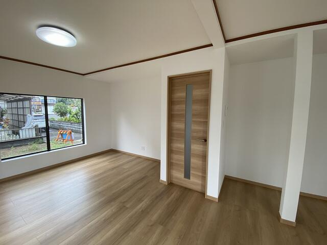 富士市入山瀬の中古一戸建の居間・リビング|２０帖の広々ＬＤＫなので、大きめのソファやダイニングセットを置いてもゆったりの開放的な空間です。