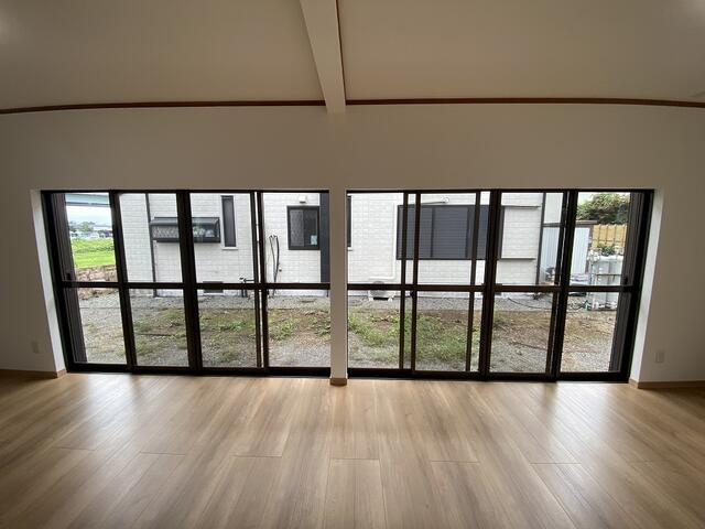 富士市入山瀬の中古一戸建の居間・リビング|南前面に大きな窓があるのでリビングに日が差し込んで、日当たり良好