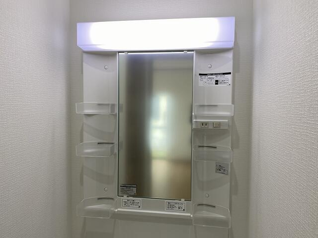 富士市入山瀬の中古一戸建の洗面所|棚が多くて使いやすい洗面化粧台