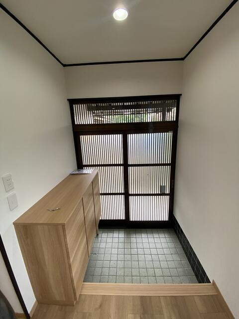富士市入山瀬の中古一戸建の玄関|家族分の靴をたっぷりしまえる大きな下駄箱。靴が増えがちなご家庭でも、玄関をすっきり保てます。