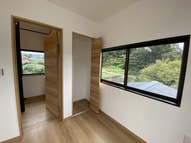 富士市入山瀬の中古一戸建の内装|２階洋室４．５帖　小さな収納があります