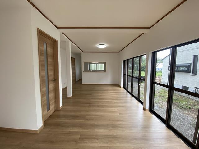富士市入山瀬の中古一戸建の居間・リビング|２０帖の広々ＬＤＫなので、大きめのソファやダイニングセットを置いてもゆったりの開放的な空間です。
