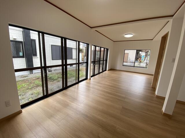 富士市入山瀬の中古一戸建の居間・リビング|２０帖の広々ＬＤＫなので、大きめのソファやダイニングセットを置いてもゆったりの開放的な空間です。