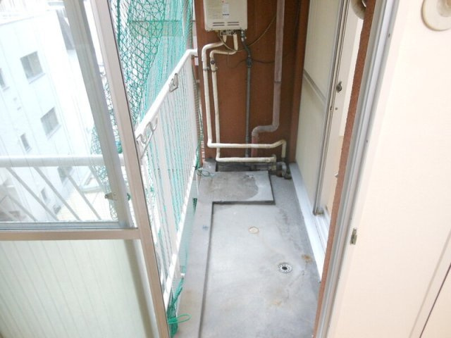 神戸市中央区中山手通２丁目の賃貸マンションのバルコニー|退去予定のため、室内写真は別のお部屋です。
