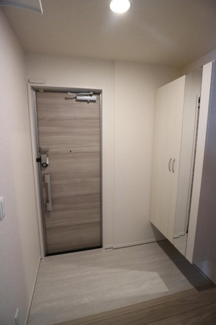 西宮市中前田町のアパートの玄関