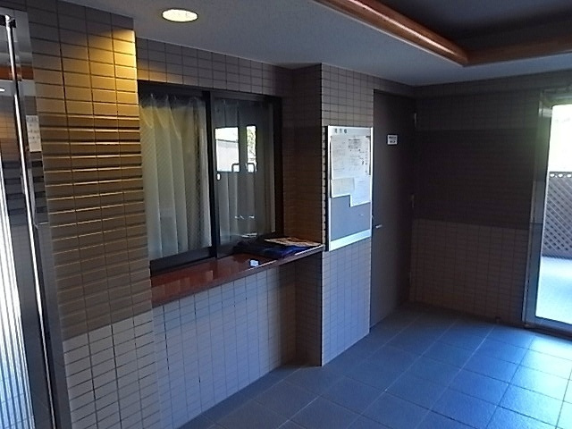 西宮市甲子園口北町の賃貸マンションのロビー