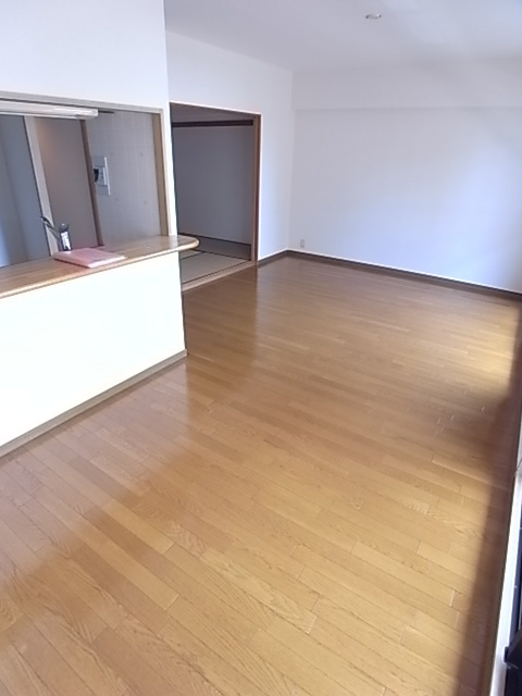 西宮市甲子園口北町の賃貸マンションの居間・リビング