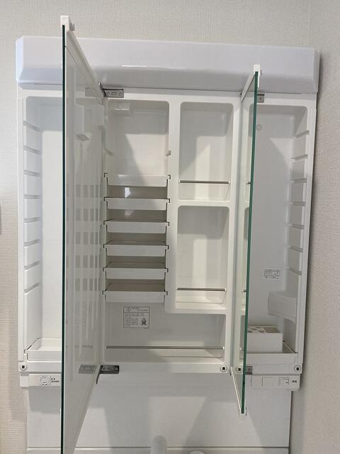 沼津市高尾台の新築一戸建の洗面所|歯ブラシや化粧品、整髪料をすっきりしまえる鏡裏収納。家族それぞれの洗面用品も整理しやすく便利。