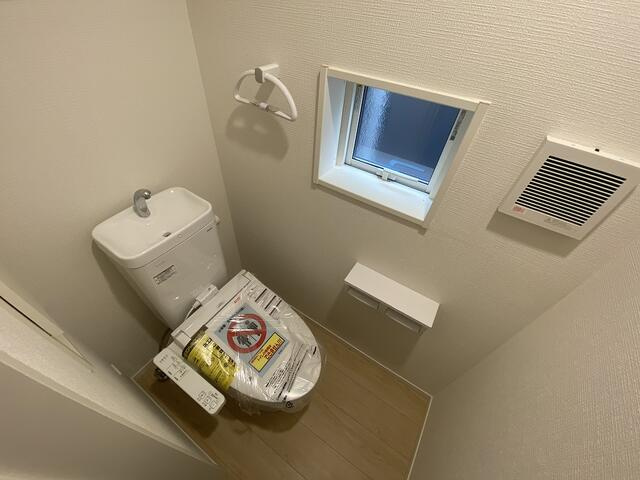 沼津市高尾台の新築一戸建のトイレ|各階にトイレがあるので、家族の準備が重なる忙しい朝も安心。もちろん温水洗浄便座完備です。
