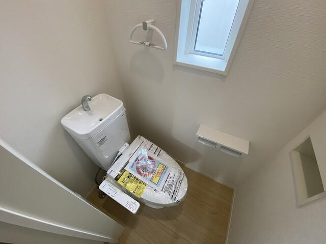 沼津市高尾台の新築一戸建のトイレ|２階トイレ、もちろん温水洗浄便座完備。
