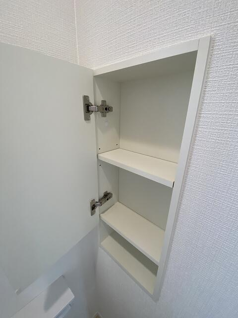 沼津市高尾台の新築一戸建のトイレ|トイレにも収納棚があります。