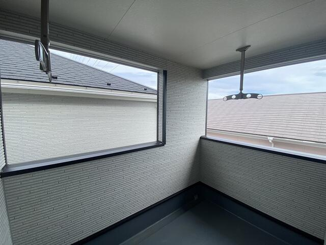 沼津市高尾台の新築一戸建のバルコニー|屋根に覆われ、急な雨でも洗濯物が濡れにくいインナーバルコニー。天候が変わりやすい日にも便利。
