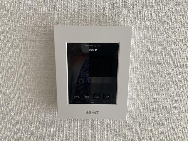 沼津市高尾台の新築一戸建の設備|玄関を開ける前にモニターで来訪者を確認できます。お子さんだけのお留守番にも心強い設備です。