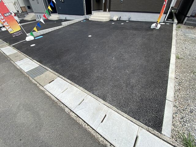 沼津市高尾台の新築一戸建の駐車場|夫婦それぞれの車に加え、もう１台停められる駐車場。来客時やお子さんの将来の車にも便利です。