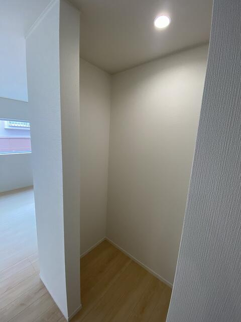 沼津市高尾台の新築一戸建の収納|食品や飲料、調味料をまとめてしまえるキッチン横のパントリー。まとめ買いした食品も整理できます。