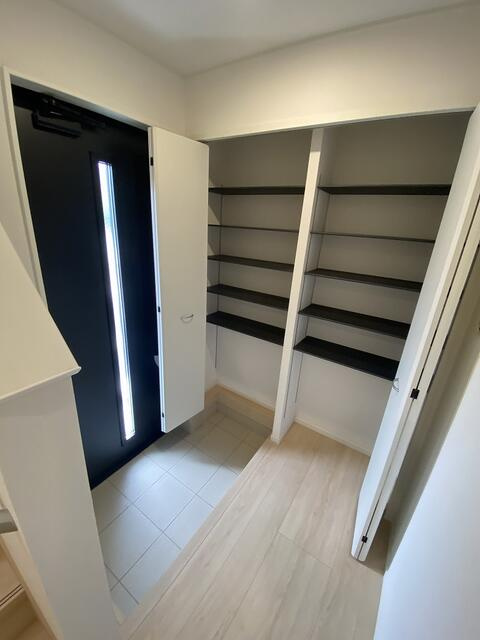 沼津市高尾台の新築一戸建の玄関|大容量の玄関収納