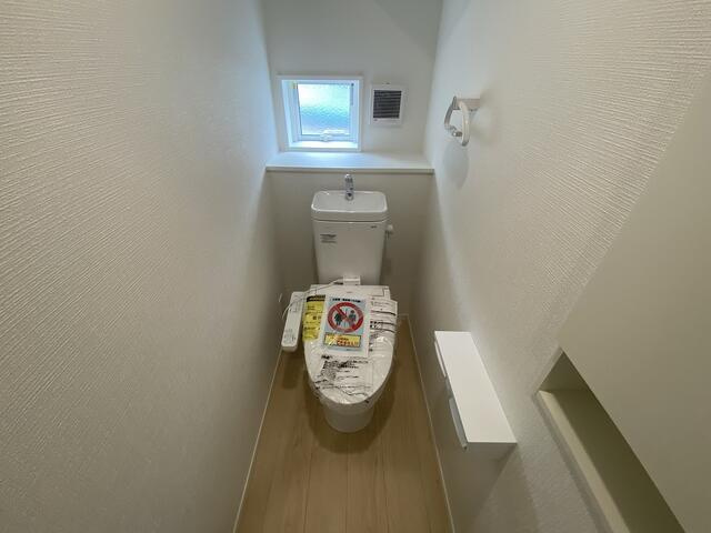 沼津市高尾台の新築一戸建のトイレ|各階にトイレがあるので、家族の準備が重なる忙しい朝も安心。もちろん温水洗浄便座完備です。