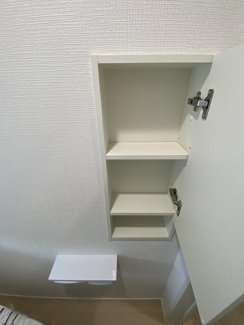 沼津市高尾台の新築一戸建のトイレ|トイレ内に収納棚もあります