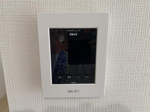 沼津市高尾台の新築一戸建の設備|留守中の来訪者を録画し、帰宅後に確認できるモニターホン。宅配便などの訪問もチェックできます。