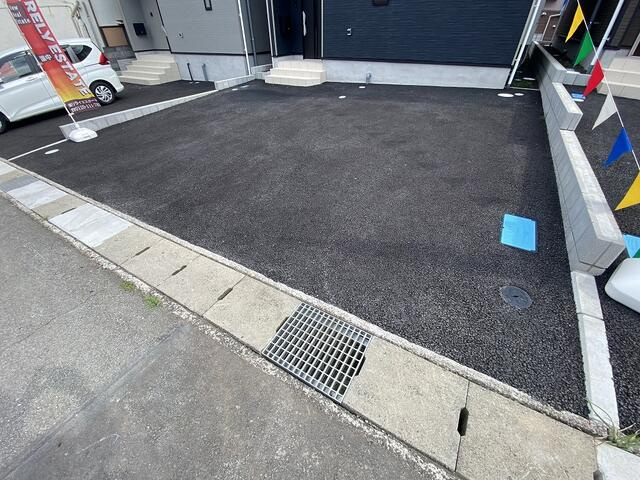 沼津市高尾台の新築一戸建の駐車場|夫婦それぞれの車に加え、もう１台停められる駐車場。来客時やお子さんの将来の車にも便利です。