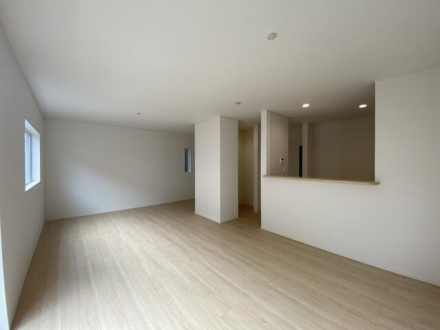 沼津市高尾台の新築一戸建の居間・リビング|ＬＤＫは食事とくつろぎの場所を分けやすい広さ。家族が自然と集まる空間をつくれます。