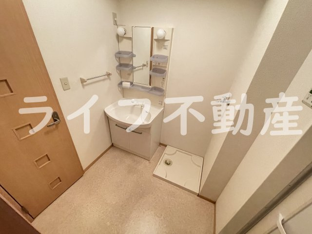 カーサ・エクレールB棟の洗面所|明るい洗面所です