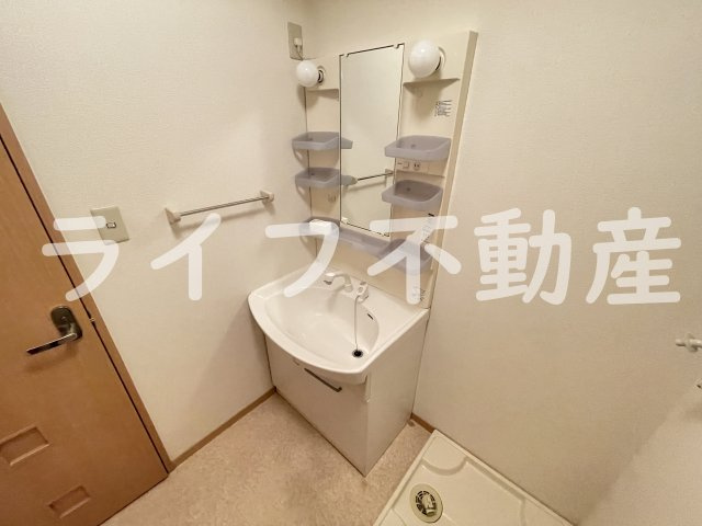 カーサ・エクレールB棟の独立洗面台|独立洗面台、小物を置くことができて便利です